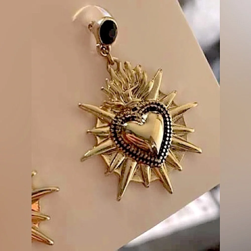 ⚜️🖤 Heart Decor Drop Earrings 🖤⚜️ Brand New - Picture 9 of 10